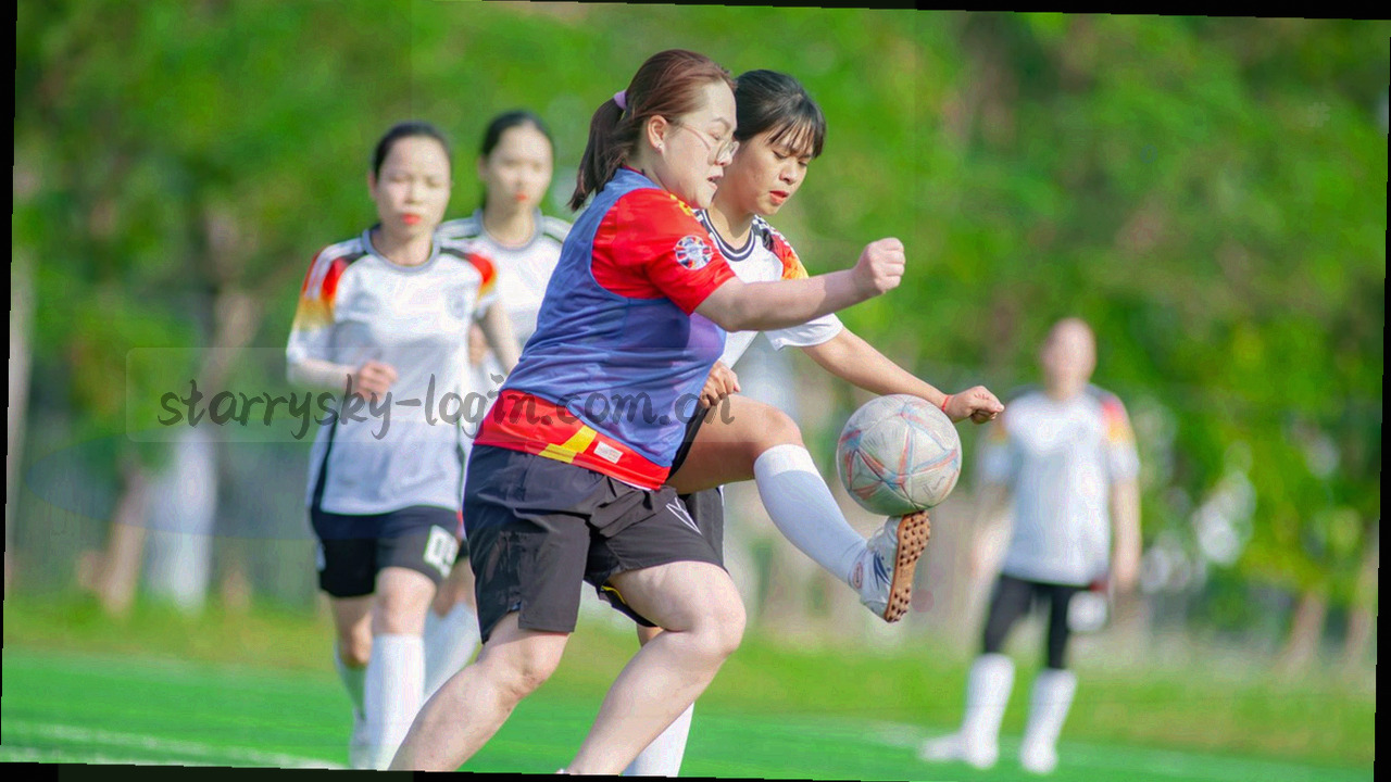 高对比度的赛事瞬间封面，画面带光效与运动员动态姿态